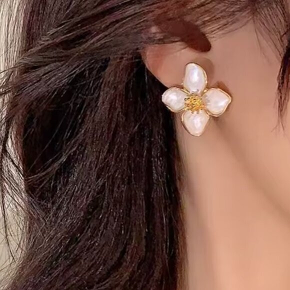 White Marble Glaze Flower Earrings - Picture 3 of 3